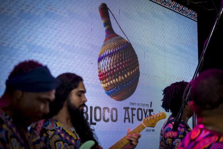 Apresentação cultural no Festival Tambatuques com instrumentos tradicionais.