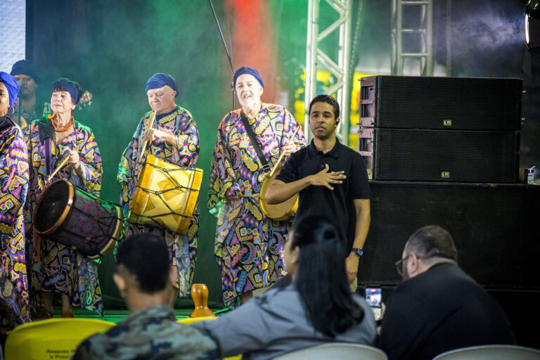 Grupo de tamborileiros em apresentação no Festival Tambatuques.