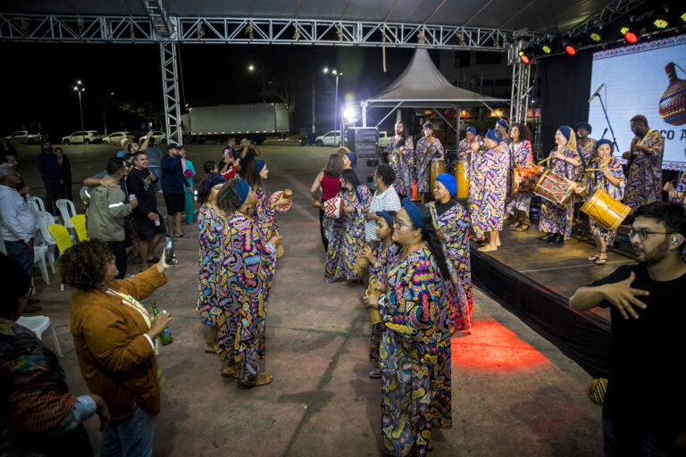 Dançarinos em apresentação de Tambatuques no Festival Tambatuques.