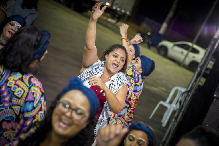 Dançarinas em apresentação vibrante no Festival Tambatuques.