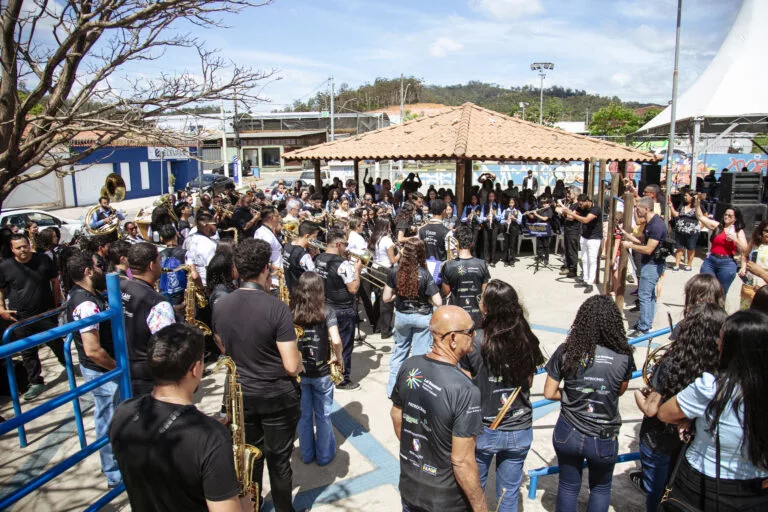 Evento musical com bandas de Coronel Fabriciano, promovendo cultura e integração na comunidade local.